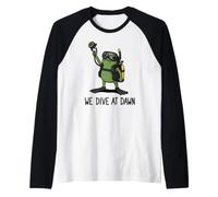 We Dive At Dawn Frog Funny Frog Meme Plongée Plongée Manche Raglan