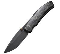 We Knife SwordfinPoignée en fibre de carbone déchiquetéeDoublure en titane noirFinition pierre noire