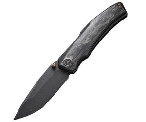 We Knife SwordfinPoignée en fibre de carbone déchiquetéeDoublure en titane noirFinition pierre noire