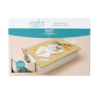 We R Makers Comfort Craft Storage Lap Desk Kit - Support Portable avec Compartiment de Rangement - Incl. Tapis de Découpe, Ciseaux, Loupe, Règle & Plus - Plateau pour Loisirs Créatifs
