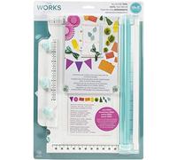 We R Memory Keepers The Works All-In-One, 12 Pièces de Loisirs créatifs en Papier, Il Comprend un Massicot, Outil de Scoring, Perforatrice, Gland Métier à Tisser, Plate-Forme D’Estampage