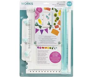We R Memory Keepers The Works All-In-One, 12 Pièces de Loisirs créatifs en Papier, Il Comprend un Massicot, Outil de Scoring, Perforatrice, Gland Métier à Tisser, Plate-Forme D’Estampage