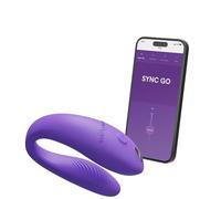 We-Vibe Sync Go - Le Vibromasseur pour Couples Edition Voyage - Vibromasseur en forme de C - Jouet vibrant portable pour couples - Vibrations partagées - Rechargeable - Étui de voyage - Pourpre