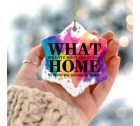 What We Love Most About Our Home Is Who We Share It avec des ornements ronds à suspendre pour sapin de Noël en céramique et porcelaine élégante pour les fêtes de fin d'année