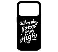 When They Go Low We Go High Femme activiste Protestation Femme Coque pour iPhone 17 Pro