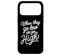 When They Go Low We Go High Femme activiste Protestation Femme Coque pour iPhone 17 Pro Max
