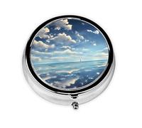White Clouds Over The Sea Mini pilulier rond, 3 compartiments, pilulier portable, peut être mis dans un portefeuille, une poche, léger et pratique