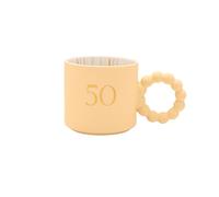 Widdop and Co Celebrations Tasse d'anniversaire 50 ans - Tasse à café en céramique jaune avec « 50 » doré, intérieur à rayures confettis et poignée festonnée - Cadeau souvenir pour femme, homme, maman