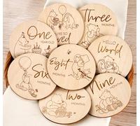 Winnie Baby Lot de 8 marqueurs mensuels en bois pour accessoires photo de bébé avec panneau Hello World - 8 panneaux double face - Gravure au laser