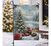 Winter Wonderland Drapeau de jardin avec citation de bienvenue de Noël 30,5 | Fond de forêt enneigée, drapeau de pelouse, lanternes lumineuses, boîtes cadeaux emballées, fleurs poinsettia vibrantes