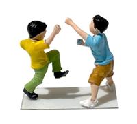 Wmqbjta Figurine Miniature Personnage 1/64 Résine Peinte Figure Modélisme Décoration Architecturale Convient à Collection Bureau Photograp, Deux Garçons Qui Jouent