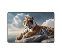 WZYWHJ Tapis de sol antidérapant Tigre majestueux reposant sur un rocher avec ciel nuageux Motif doux et confortable Bonne absorption de l'eau Taille Nom pour salon et balcon