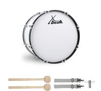 XDrum MBD-220 Caisse De Marche 20" x 12", Diamètre: 20", Profondeur: 12" | Couleur: blanc, Quincaillerie chromée, Cercles de tension métalliques noir/blanc, Logo XDrum noir sur les peaux blanches
