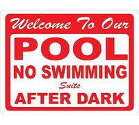 XingFox Panneau en métal « Bienvenue dans notre piscine » : maillots de bain interdits après la tombée de la nuit. Panneau pour extérieur et intérieur de 20 x 30 cm.