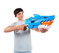 XSHOT Water Fast-Fill Shark Attack Pistolet à Eau de ZURU - Pistolet à Eau à Remplissage Rapide Design Requin, Portée 10m et Réservoir 750ml, Jouet Extérieur pour Enfants 5+