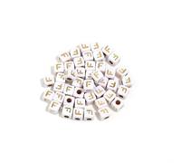 XWNXQ Lot de 500 Perles carrées Blanches en Acrylique de 4,5 mm, Perles d'espacement Lettres AZ, pour Bracelets, Colliers, Boucles d'oreilles et Accessoires de Bijoux Faits Main
