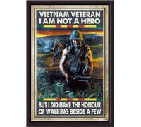 YAASIMOULE Ancien combattant : Je ne suis pas un héros, mais j’ai eu l’honneur de marcher aux côtés de quelques-uns. Affiche encadrée sur toile mate.