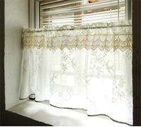 Yaland Rideau brise-bise en voile brodé avec motif oiseaux et fleurs - Élégant rideau de bistrot avec passe-tringle avec bordure en dentelle beige et pompons verts - 1 pièce - H x l : 40 x 135 cm