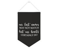 Yelolyio Bannière en toile « Our Last Names May Not Match But Our Hearts Certainly Do » - 25,4 x 38,1 cm - Décoration murale pour chambre à coucher, chambre d'enfant, décoration d'intérieur
