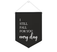 Yelolyio Drapeau mural en toile avec citation inspirante « I still fall for you every day » - Bannière à suspendre - Décoration de maison ou de bureau - 30,5 x 40,6 cm - Cadeau de pendaison de