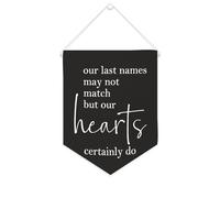 Yelolyio Drapeau mural en toile avec citation inspirante « Our Last Names May Not Match But Our Hearts Certainly Do » - Bannière à suspendre - Décoration murale - 25,4 x 30,5 cm - Cadeau de pendaison