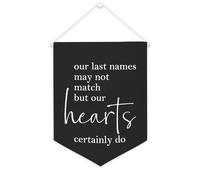 Yelolyio Drapeau mural en toile avec citation inspirante « Our Last Names May Not Match But Our Hearts Certainly Do » - Décoration murale - 30,5 x 40,6 cm - Cadeau de pendaison de crémaillère