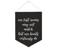 Yelolyio Drapeau mural en toile avec citation inspirante « Our Last Names May Not Match But Our Hearts Certainly Do » - Décoration murale - 30,5 x 40,6 cm - Cadeau de pendaison de crémaillère