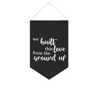 Yelolyio Drapeau mural en toile avec citation inspirante « We Built This Love from The Ground Up » - Bannière murale à suspendre - 25,4 x 38,1 cm - Cadeau de pendaison de crémaillère