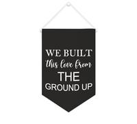 Yelolyio Drapeau mural en toile avec citation inspirante « We Built This Love from The Ground Up » - Bannière murale à suspendre - 25,4 x 38,1 cm - Cadeau de pendaison de crémaillère