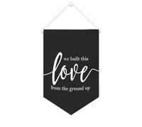 Yelolyio Drapeau mural en toile avec citation inspirante « We Built This Love from The Ground Up » - Bannière murale à suspendre - 25,4 x 38,1 cm - Cadeau de pendaison de crémaillère