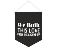 Yelolyio Drapeau mural en toile avec citation inspirante « We Built This Love From The Ground Up » - Bannière murale à suspendre - 30,5 x 40,6 cm - Cadeau de pendaison de crémaillère