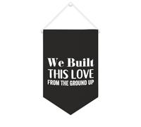 Yelolyio Drapeau mural en toile avec citation inspirante « We Built This Love From The Ground Up » - Bannière murale à suspendre - 25,4 x 38,1 cm - Cadeau de pendaison de crémaillère