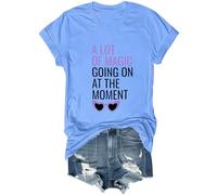 Yifinomi T-shirt à col en V « A Lot of Magic Going On at The Moment », Bleu (Carolina blue), L