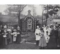 YIMACBJXX Célèbre Impressions sur Toile Image D'illustration Tissington Well Dressing Reading Psalms At the Coffin Well par J Benjamin Stone Art Mural Classique Pour la Décoration Murale 60x90cm