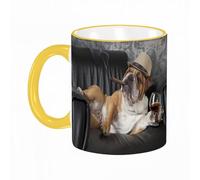 YOIUE Mug en porcelaine fin - Tasses de 11oz 330ml - Tasse de café exquise pour collègues,amis,frères et sœurs - Cadeau imprimé,Chien heureux et paresseux, bouledogue anglais, sur un canapé en cuir