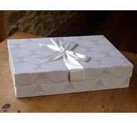 Yours To Keep Boîte de rangement faite à la main pour robe de mariage (SCANDI LEAF) 60 cm x 40 cm x 13 cm Pour robe de mariée Protection Conservation Fabriqué au UK Matériaux pH neutre