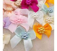 Yulakes Lot de 50 mini nœuds en satin avec perle - Petit nœud en satin - Pour décoration de mariage, cartes, bricolage, travaux manuels, cheveux, chapeau, artisanat