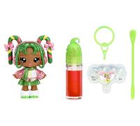 Yummiland x Holiday Lip Gloss Doll - Halle Candy Cane - Comprend 1 Poupée, Lip Gloss DIY + Porte-Clé, Jeu Cosmétique, Collection Saisonnière, Pour Enfants de 4 Ans et Plus