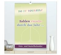 Zahlen rieseln durch das Jahr ... (hochwertiger Premium Wandkalender 2026 DIN A2 hoch), Kunstdruck in Hochglanz: Hintergrund im Sanduhr-Design als Symbol für unsere wertvolle Zeit