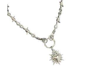 ZBIianxer Collier audacieux en forme de cœur dans la main avec accents de fil de fer barbelé Chaîne de cou élégante adaptée icônes de la mode et de rock Collier de styles personnalisés