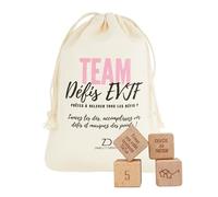 ZINELLO DESIGN - Jeu EVJF Fun - Défis Drôles et Audacieux pour Enterrement de Vie de Jeune Fille - Pack 4 Dés en Bois + Carte Règles + Scoreboard + Pochette Coton - Accessoire EVJF Incontournable
