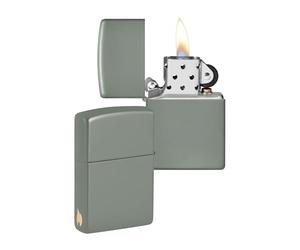 Zippo Briquet Tempête Flamme, Vert Sauge | Vert sauge et flamme dorée sur la tranche. Une teinte douce, entre le gris et le vert.