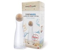Zirben Familie Le set original de carafe à eau en forme de boule de pin | Donne à l'eau une touche particulière | Carafe de 1 litre en verre de cristal avec couvercle en bois de pin | Édition fleur de