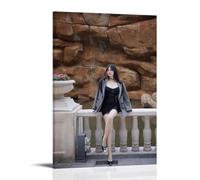 ZOZO HOUSE Impression photo Asian Girl Sitting on Stone Fence 50 x 75 cm