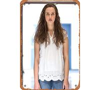 Zuhhgii Plaque en métal rétro Katherine Langford Hannah de 13 Reasons Why, stars de cinéma, chanteurs, personnages d'anime, décoration murale pour maison, chambre, cuisine, bar, maison, café, 20,3 x